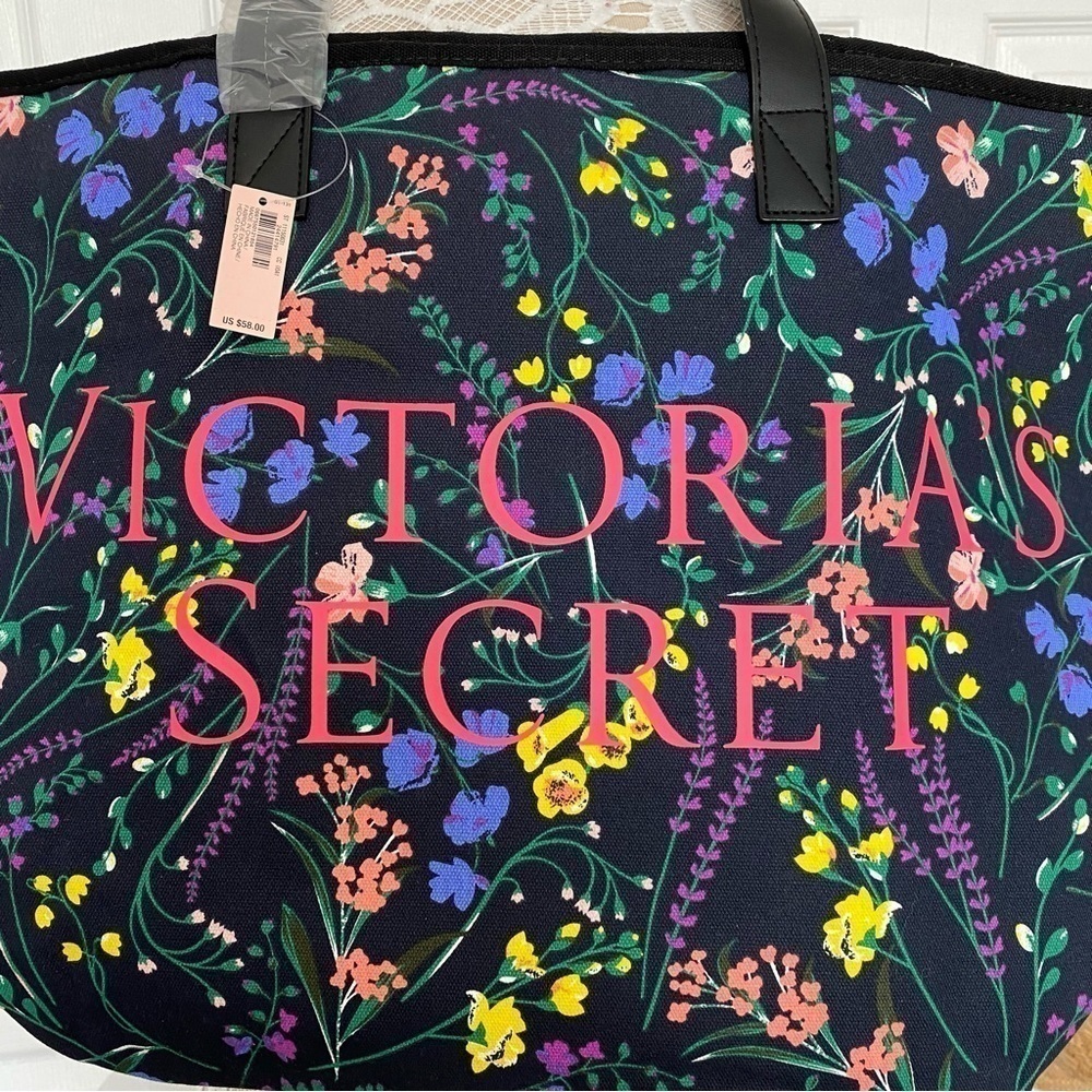 New w/Tag Victoriaβs Secret weekender beach flora print spacious bag - Picture 3 of 15